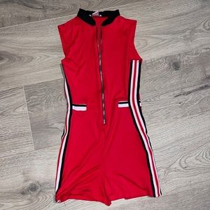 Red zip up romper ❤️